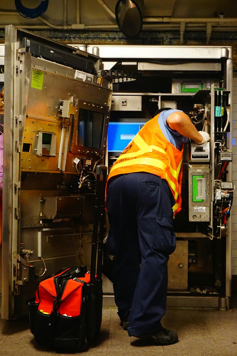 Technik v ochrannej veste pracuje na stroji verejných služieb.